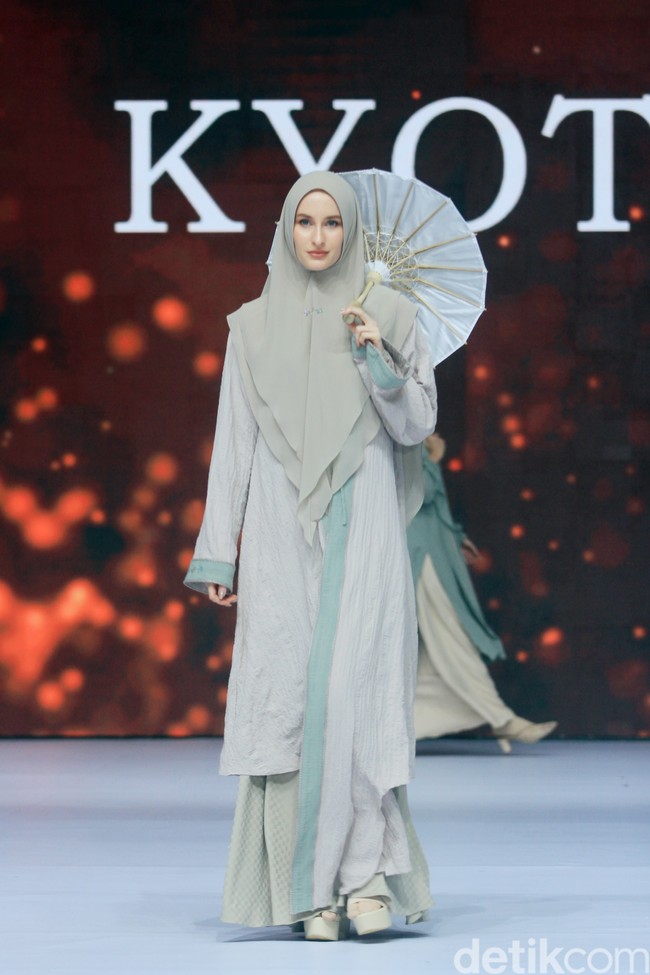 Si.Se.Sa. menggelar fashion show tunggal untuk merilis koleksi terbarunya dalam fashion show bertajuk di Hotel Ritz Calton, Pacific Place, Jakarta, Rabu [6/11/2024]. Koleksi ini ada yang menggunakan bahan dari kulit jagung yang ramah lingkungan.  Foto: Mohammad Abduh/detikcom.