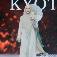 Si.Se.Sa. menggelar fashion show tunggal untuk merilis koleksi terbarunya dalam fashion show bertajuk di Hotel Ritz Calton, Pacific Place, Jakarta, Rabu [6/11/2024]. Koleksi ini ada yang menggunakan bahan dari kulit jagung yang ramah lingkungan.  Foto: Mohammad Abduh/detikcom.
