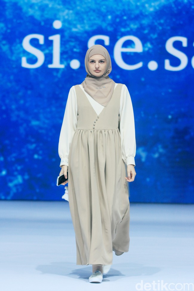 Si.Se.Sa. menggelar fashion show tunggal untuk merilis koleksi terbarunya dalam fashion show bertajuk di Hotel Ritz Calton, Pacific Place, Jakarta, Rabu [6/11/2024]. Koleksi ini ada yang menggunakan bahan dari kulit jagung yang ramah lingkungan. Foto: Mohammad Abduh/detikcom.