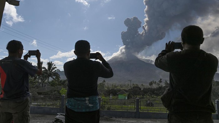 Kolom erupsi Gunung Lewotobi Laki-laki Wartawan merekam lontaran kolom erupsi dari kawah Gunung Lewotobi Laki-laki dari pos pemantauan Pusat Vulkanologi & Mitigasi Bencana Geologi (PVMBG) Badan Geologi Kementerian ESDM di Desa Pululera, Kabupaten Flores Timur, Nusa Tenggara Timur, Kamis (7/11/2024). Berdasarkan data yang tercatat oleh pos pemantauan setempat, kolom erupsi Gunung Lewotobi Laki-laki berlangsung secara terus menerus sejak Kamis dini hari dengan kolom erupsi tertinggi 2.500 meter di atas puncak. ANTARA FOTO/Aditya Pradana Putra/tom.