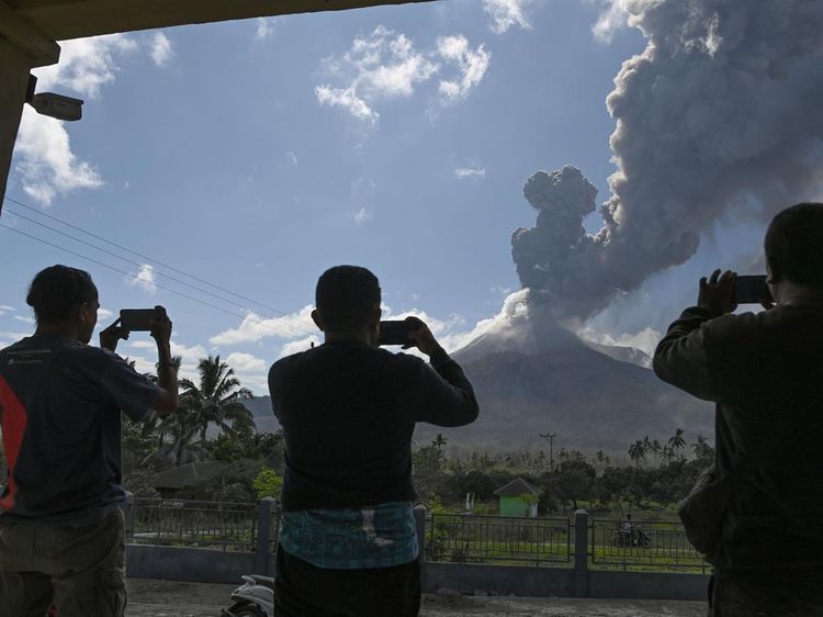 Memantau Erupsi Gunung Lewotobi Laki-laki