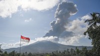 Lontaran kolom erupsi dari kawah Gunung Lewotobi Laki-laki tampak dari pos pemantauan Pusat Vulkanologi & Mitigasi Bencana Geologi (PVMBG) Badan Geologi Kementerian ESDM di Desa Pululera, Kabupaten Flores Timur, Nusa Tenggara Timur.