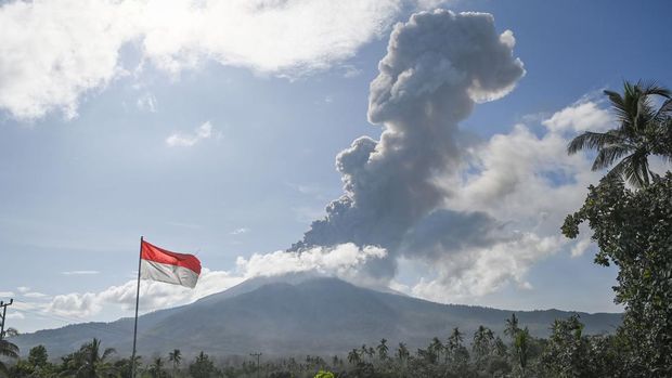 Wartawan merekam lontaran kolom erupsi dari kawah Gunung Lewotobi Laki-laki dari pos pemantauan Pusat Vulkanologi & Mitigasi Bencana Geologi (PVMBG) Badan Geologi Kementerian ESDM di Desa Pululera, Kabupaten Flores Timur, Nusa Tenggara Timur, Kamis (7/11/2024). Berdasarkan data yang tercatat oleh pos pemantauan setempat, kolom erupsi Gunung Lewotobi Laki-laki berlangsung secara terus menerus sejak Kamis dini hari dengan kolom erupsi tertinggi 2.500 meter di atas puncak. ANTARA FOTO/Aditya Pradana Putra/tom.