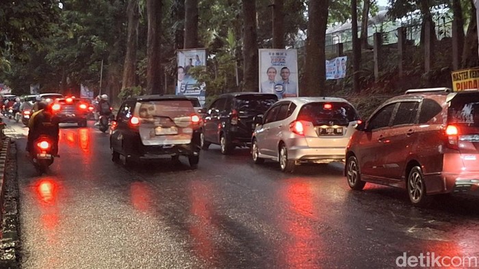 Kondisi lalu lintas di Jl A Yani Kota Bogor usai banjir. (Sholihin/detikcom)