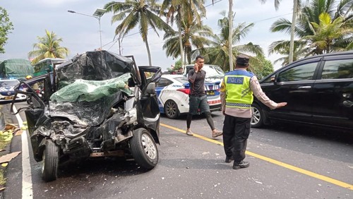Kondisi mobil pikap yang terlibat kecelakaan dengan bus pariwisata di Jalan Denpasar-Gilimanuk, tepatnya di Banjar Pengeragoan Dauh Tukad, Desa Pengeragoan, Kecamatan Pekutatan, Jembrana, Bali, Kamis (7/11/2024). (Foto: Dok. Polsek Pekutatan)