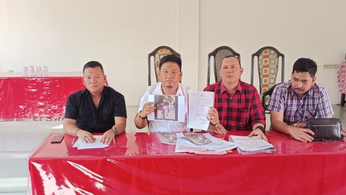 Koordinator Kuasa Hukum Paslon Satika-Sarlandy, Dwi Ngai Sinaga dan timnya. (Foto: Istimewa).