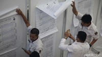Komisi Pemilihan Umum (KPU) RI bakal menggunakan aplikasi Sistem Informasi Rekapitulasi Pemilu (Sirekap) Mobile pada Pilkada serentak 2024.  