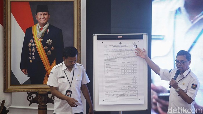 KPU RI bakal menggunakan aplikasi Sistem Informasi Rekapitulasi Pemilu (Sirekap) Mobile pada Pilkada serentak 2024. Sosialisasi terus dilakukan.