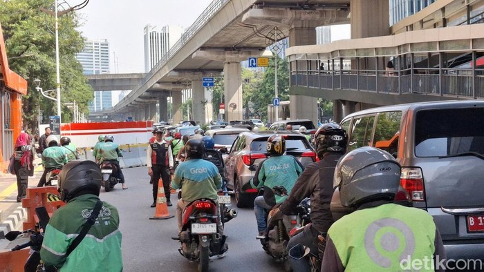 Lalin Jalan HR Rasuna Said Kuningan, Jaksel, Kamis (7/11/2024) macet imbas galian.