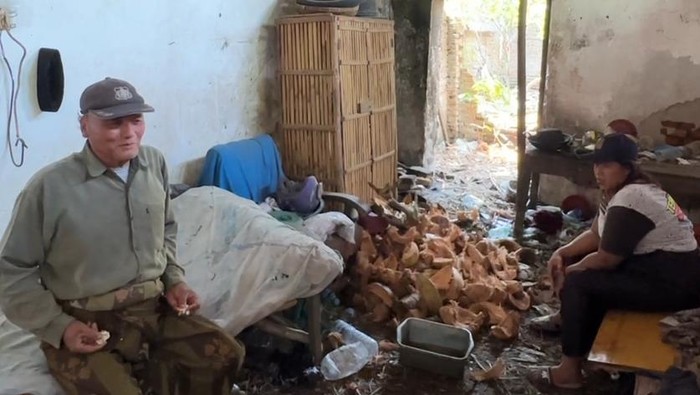 Rohman, lansia di Kota Kediri saat di rumahnya yang tak layak huni