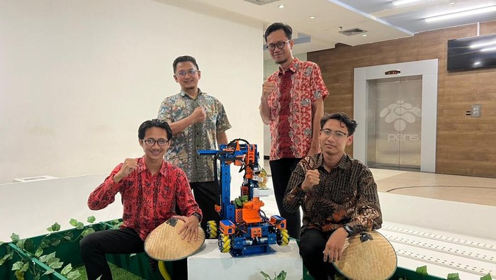 Mahasiswa PENS menang lomba inovasi internasional di Prancis. Perkenalkan robot pemetik buah otomatis.
