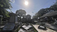 Pengunjung yang ingin mendatangi Makam Peneleh ini, Pemkot Surabaya telah membuat jadwal berkunjung mulai pukul 08.00-16.00 WIB.