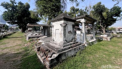 Menengok Makam Peneleh Surabaya