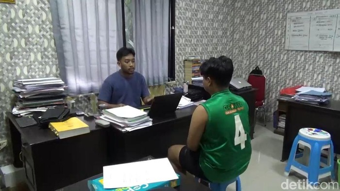 Mahasiswa muncikari berinisial M (19) di Kabupaten Maros, Sulawesi Selatan (Sulsel), ditangkap polisi gegara menjual ABG wanita inisial R (17) ke pria hidung belang.