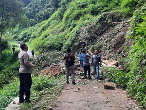 Tebing 100 Meter Longsor Tutup Jalan Desa Lembur Pekalongan