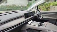 Kendaraan itu sudah dibekali panel instrumen yang dibuat terhubung dengan layar hiburan, punya delapan pengeras suara premium, driver assistance, kamera 360 dan masih banyak lagi. Foto: Septian Farhan Nurhuda / detikOto