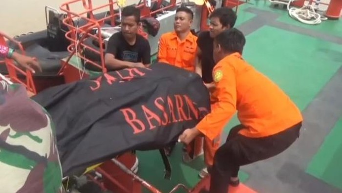 Mayat pria tanpa identitas ditemukan mengapung di perairan Asahan dievakuasi. (Foto: Istimewa).