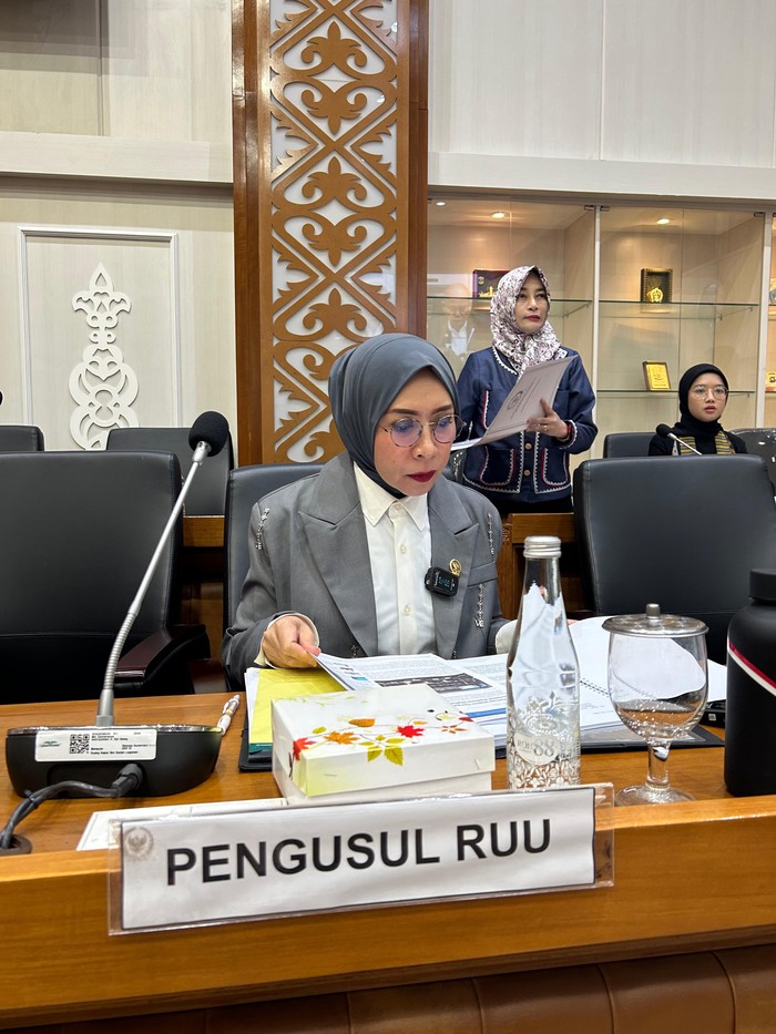 Melly Goeslaw Melly Goeslaw bakal benahi carut-marut royalti, desak RUU Hak Cipta.