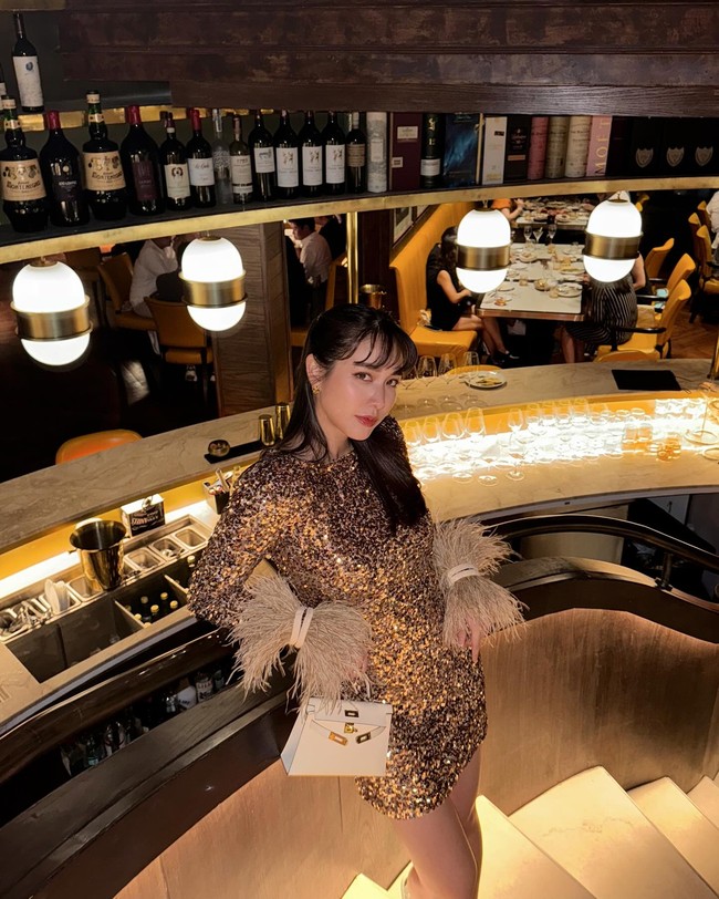 Dilansir Koreaboo, wanita yang memulai kariernya sebagai  Miss Teen Thailand 2006 itu kini masih ditahan. Menurut pengacara, Min dan kedua seleb lain sudah beradaptasi dengan kondisi penjara dan tidak dalam keadaan stres meski mengkhawatirkan keadaan keluarga. Foto: Instagram Min Pechaya