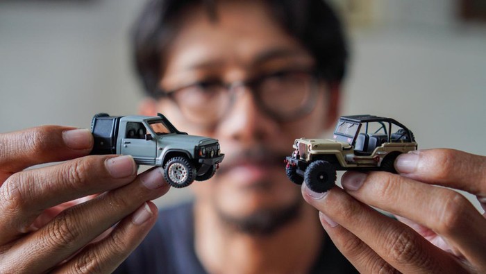 Perajin memperlihatkan miniatur mobil jip diecast sebelum dikirim ke Australia di Lumajang Jawa Timur, Kamis (7/11/2024). Modifikasi miniatur mobil jip dengan skala 1 banding 64 tersebut dijual seharga Rp1 juta per buah dan telah dipasarkan ke sejumlah daerah di Indonesia hingga ekspor ke negara Australia, Amerika, Jerman, dan Italia. ANTARA FOTO/Irfan Sumanjaya/agr