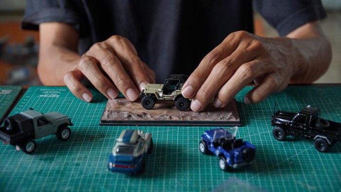 Perajin memperlihatkan miniatur mobil jip diecast sebelum dikirim ke Australia di Lumajang Jawa Timur, Kamis (7/11/2024). Modifikasi miniatur mobil jip dengan skala 1 banding 64 tersebut dijual seharga Rp1 juta per buah dan telah dipasarkan ke sejumlah daerah di Indonesia hingga ekspor ke negara Australia, Amerika, Jerman, dan Italia. ANTARA FOTO/Irfan Sumanjaya/agr