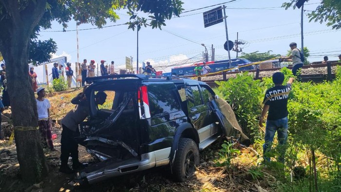 Kondisi Mobil Ford setelah ditabrak KA Tawang Alun di Kota Pasuruan