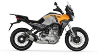 Didesain khusus untuk kendaraan roda dua, inovasi ini menjawab tantangan dinamis yang berbeda dengan mobil, terutama dengan sudut kemiringan saat melintasi tikungan. Moto Guzzi Stelvio menawarkan mode berkendara yang lebih luas, sehingga dapat disesuaikan dengan kondisi dan preferensi pengendara. Foto: Dok. Moto Guzzi