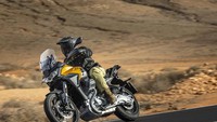 Moto Guzzi Stelvio semakin unggul dengan hadirnya sistem kelistrikan dan kemampuan pengisian daya yang juga lebih efisien. Fitur standarnya meliputi sistem pencahayaan LED lengkap dengan Daytime Running Lights (DRL) dan sistem lampu tekuk yang inovatif, dimana terdapat lampu depan tambahan di kaca depan untuk menerangi bagian dalam tikungan, sehingga meningkatkan visibilitas saat pengguna berada di posisi berkendara. Selain itu, tersedia pula port USB yang terletak di sebelah layar indikator. Foto: Dok. Moto Guzzi