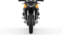 Moto Guzzi Stelvio adalah model pertama dari jajaran produk Moto Guzzi yang dilengkapi dengan PFF Rider Assistance Solution. Teknologi canggih ini menggunakan radar 4D Imaging, dengan sensor yang terletak di atas dan di bawah lampu depan, menawarkan cakupan yang lebih luas dan lebih dapat diandalkan dibandingkan dengan sensor ultrasonik tradisional. Foto: Dok. Moto Guzzi