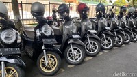 Tak hanya disusun dengan warna yang sama, setiap helm juga diletakkan di spion kanan motor. Motor-motor itu juga diparkir tak melewati batas garis.