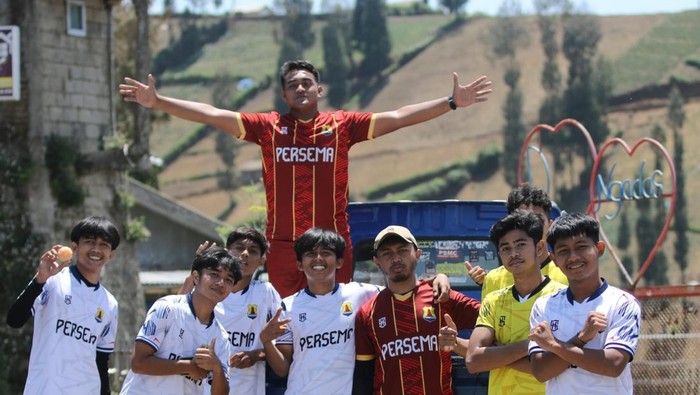 Para pemain Persema Malang setelah menjalani latihan fisik di Gubukklakah Bromo, Kbaupaten Malang