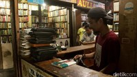 Penjualan buku secara online dilakukan pasca pandemi COVID-19. Pedagang banting stir jualan secara online karena sempat alami lonjakan penurunan penjualan saat pandemi dan aturan PSBB hingga lock down.