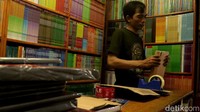 Hampir seluruh penjual buku di Pasar Buku Palasari, Kota Bandung menggunakan metode online.