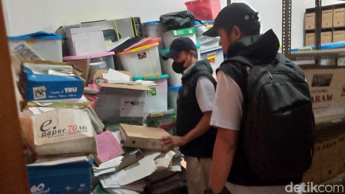 Momen Unit Tipikor Polres Klaten menggeledah Kantor Dinas Perumahan Rakyat dan Kawasan Permukiman, Kamis (7/11/2024).