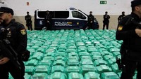 Polisi Spanyol telah melakukan penyitaan kokain dalam jumlah besar setelah menemukan 13 metrik ton obat terlarang yang disembunyikan dalam pengiriman pisang dalam sebuah kontainer dari Ekuador di pelabuhan selatan Algeciras.