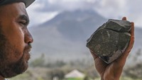 Batu-batu dari kawah dan perut Gunung Lewotobi Laki-laki terlontas hingga sejauh 3-7 kilometer ke arah permukiman.