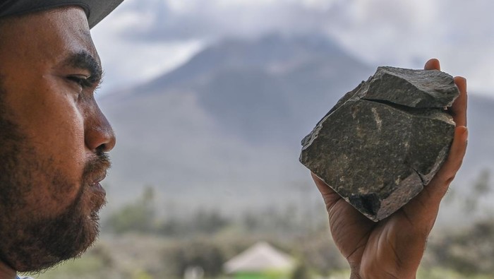 Penampakan Batu Lontaran Erupsi Lewatobi yang Hancurkan Pemukiman Warga Petugas Pusat Vulkanologi & Mitigasi Bencana Geologi (PVMBG) Badan Geologi Kementerian ESDM menunjukkan batu dari erupsi Gunung Lewotobi Laki-laki yang terlontar hingga tujuh kilometer di Desa Pululera, Kabupaten Flores Timur, Nusa Tenggara Timur, Kamis (7/11/2024). Batu-batu dari kawah dan perut Gunung Lewotobi Laki-laki terlontas hingga sejauh 3-7 kilometer ke arah permukiman dan merusak sejumlah rumah warga dan bangunan fasilitas perkantoran serta sekolah. ANTARA FOTO/Aditya Pradana Putra/tom.