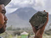 Penampakan Batu Lontaran Erupsi Lewatobi yang Hancurkan Pemukiman