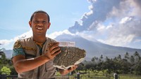 Batu-batu itu merusak sejumlah rumah warga dan bangunan fasilitas perkantoran serta sekolah.