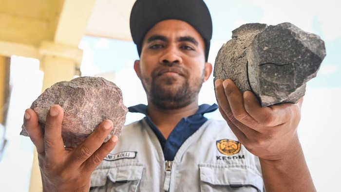 Penampakan Batu Lontaran Erupsi Lewatobi yang Hancurkan Pemukiman Warga Petugas Pusat Vulkanologi & Mitigasi Bencana Geologi (PVMBG) Badan Geologi Kementerian ESDM menunjukkan batu dari erupsi Gunung Lewotobi Laki-laki yang terlontar hingga tujuh kilometer di Desa Pululera, Kabupaten Flores Timur, Nusa Tenggara Timur, Kamis (7/11/2024). Batu-batu dari kawah dan perut Gunung Lewotobi Laki-laki terlontas hingga sejauh 3-7 kilometer ke arah permukiman dan merusak sejumlah rumah warga dan bangunan fasilitas perkantoran serta sekolah. ANTARA FOTO/Aditya Pradana Putra/tom.
