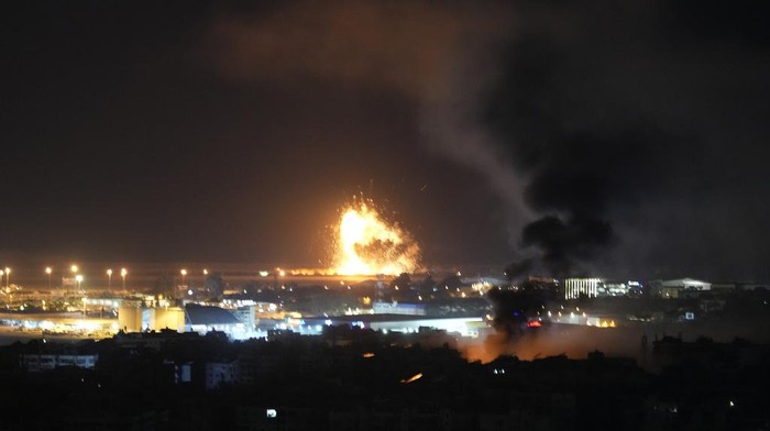 Smoke and fire rise from Israeli airstrikes in Dahiyeh, Beirut, Lebanon, Lebanon, Thursday, Nov. 7, 2024. (AP Photo/Hassan Ammar)
