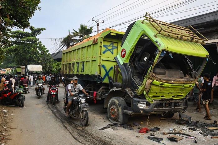 Kondisi truk bermuatan tanah yang dirusak warga di jalan Salembaran, Teluknaga, Kabupaten Tangerang, Banten, Kamis (7/11/2024). Masyarakat memboikot belasan truk bermuatan tanah tersebut seusai menabrak seorang anak. ANTARA FOTO/Sulthony Hasanuddin/agr