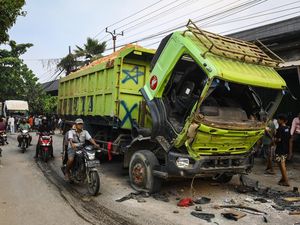 Kaki Bocah Terlindas hingga Remuk, Warga Teluknaga Rusak Belasan Truk