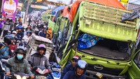 Masyarakat memboikot belasan truk bermuatan tanah tersebut seusai menabrak seorang anak. 