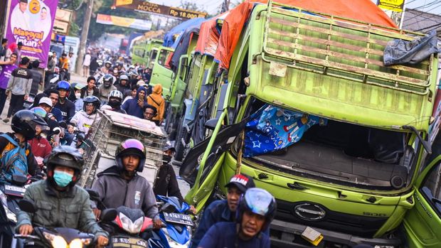 Kondisi truk bermuatan tanah yang dirusak warga di jalan Salembaran, Teluknaga, Kabupaten Tangerang, Banten, Kamis (7/11/2024). Masyarakat memboikot belasan truk bermuatan tanah tersebut seusai menabrak seorang anak. ANTARA FOTO/Sulthony Hasanuddin/agr