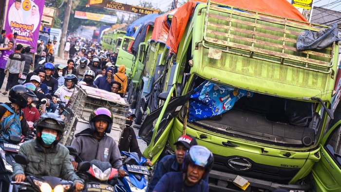 Penampakan Truk Tanah yang Dirusak Warga Tangerang Usai Tabrak Bocah Kondisi truk bermuatan tanah yang dirusak warga di jalan Salembaran, Teluknaga, Kabupaten Tangerang, Banten, Kamis (7/11/2024). Masyarakat memboikot belasan truk bermuatan tanah tersebut seusai menabrak seorang anak. ANTARA FOTO/Sulthony Hasanuddin/agr