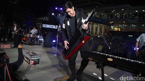 Grup band Vierratale menghibur pegunjung saat acara After Office di Sarinah, Jakarta, Kamis (7/11/2024). Beberapa lagu hits seperti Seandainya, kesepian dan rasa ini dibawakan pada acara itu.