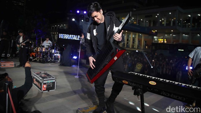 Grup band Vierratale menghibur pegunjung saat acara After Office di Sarinah, Jakarta, Kamis (7/11/2024). Beberapa lagu hits seperti Seandainya, kesepian dan rasa ini dibawakan pada acara itu.