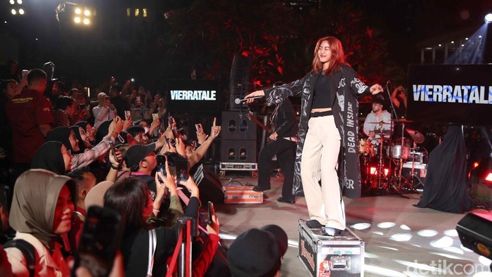Grup band Vierratale menghibur pegunjung saat acara After Office di Sarinah, Jakarta, Kamis (7/11/2024). Beberapa lagu hits seperti Seandainya, kesepian dan rasa ini dibawakan pada acara itu.