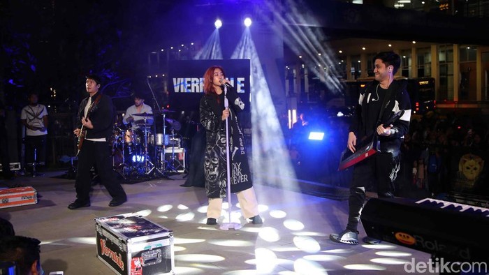 Grup band Vierratale menghibur pegunjung saat acara After Office di Sarinah, Jakarta, Kamis (7/11/2024). Beberapa lagu hits seperti Seandainya, kesepian dan rasa ini dibawakan pada acara itu.